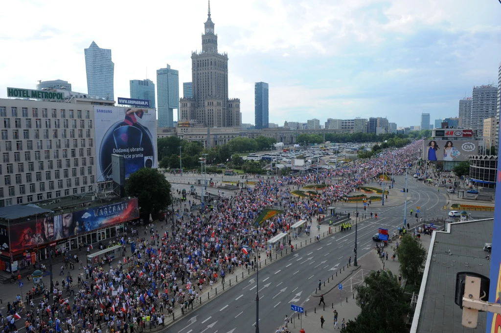 Demonstracja Komitetu Obrony Demokracji oraz ugrupowań opozycyjnych z udziałem byłych prezydentów oraz działaczy opozycyjnych przeciwko polityce PiS pod hasłem "Wszyscy dla Wolności" w Warszawie. Demonstracja Komitetu Obrony Demokracji oraz ugrupowań opozycyjnych z udziałem byłych prezydentów oraz działaczy opozycyjnych przeciwko polityce PiS pod hasłem "Wszyscy dla Wolności" w Warszawie.