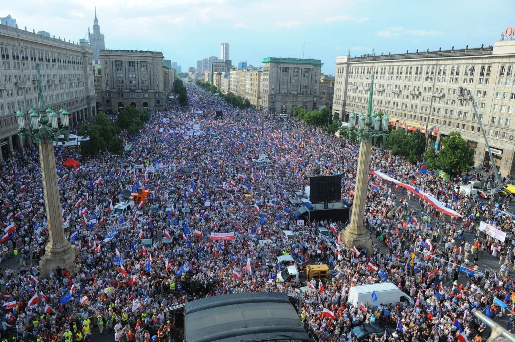 Demonstracja Komitetu Obrony Demokracji oraz ugrupowań opozycyjnych z udziałem byłych prezydentów oraz działaczy opozycyjnych przeciwko polityce PiS pod hasłem "Wszyscy dla Wolności" w Warszawie. Demonstracja Komitetu Obrony Demokracji oraz ugrupowań opozycyjnych z udziałem byłych prezydentów oraz działaczy opozycyjnych przeciwko polityce PiS pod hasłem "Wszyscy dla Wolności" w Warszawie.