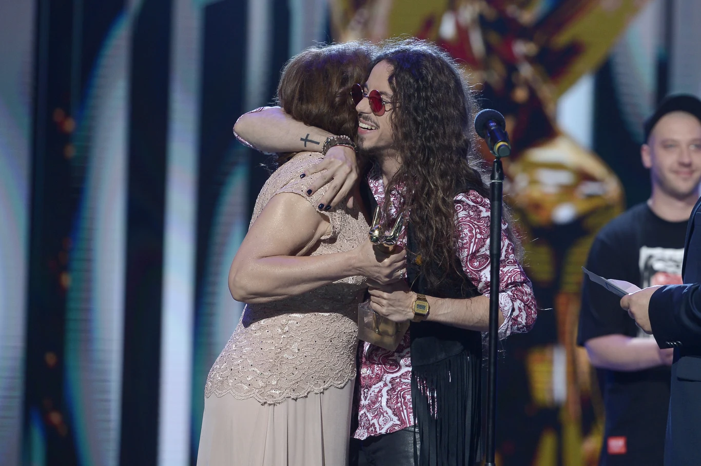 Michał Szpak odbiera SuperJedynkę dla SuperArtysty od Haliny Frąckowiak. Michał Szpak odbiera SuperJedynkę dla SuperArtysty od Haliny Frąckowiak.