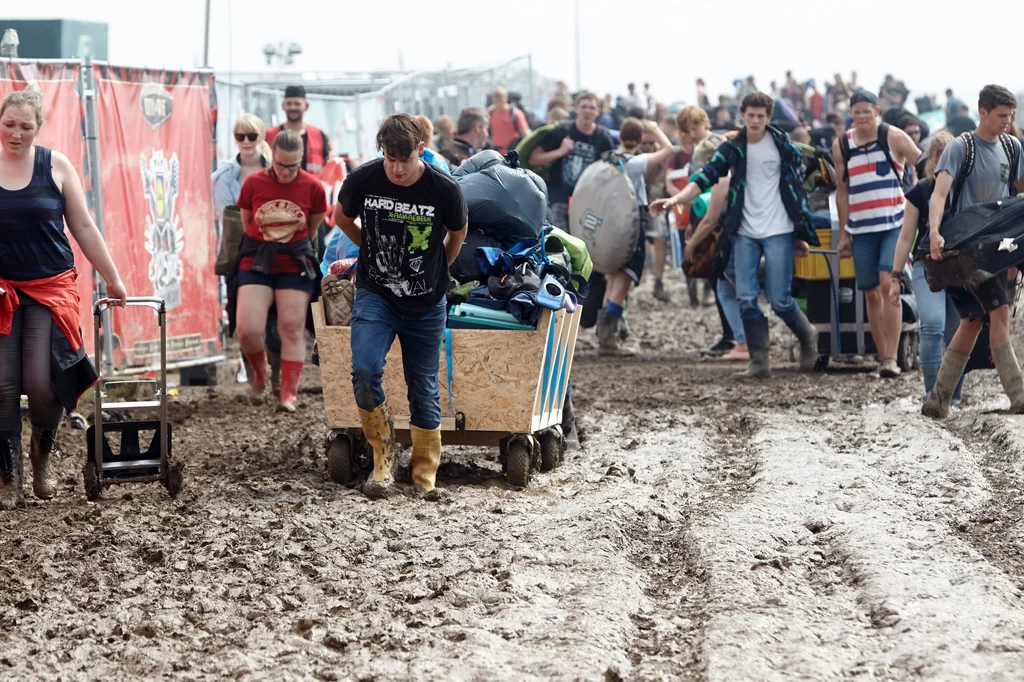 Uczestnicy Rock am Ring opuszczają teren festiwalu