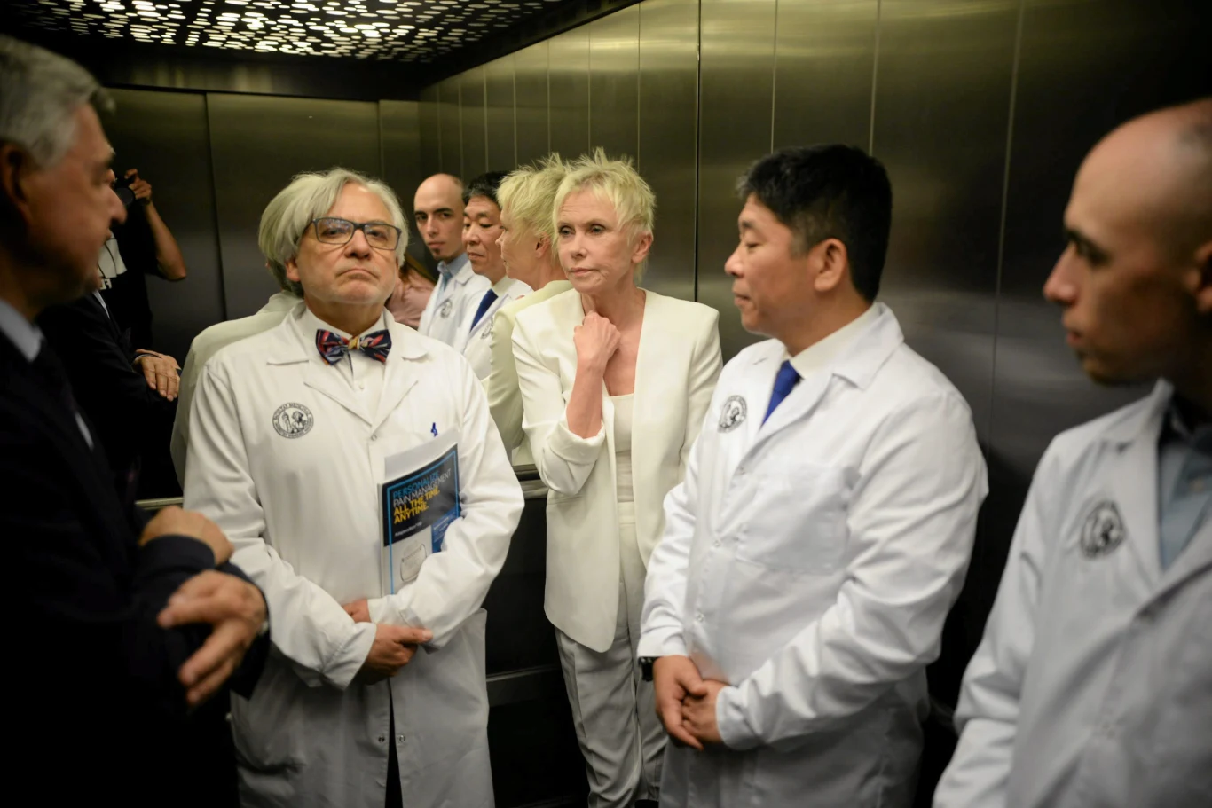 Lekarze i Ewa Błaszczyk w drodze na konferencję dot. wszczepienia stymulatora mającego pomóc w wybudzeniu ze śpiączki Lekarze i Ewa Błaszczyk w drodze na konferencję dot. wszczepienia stymulatora mającego pomóc w wybudzeniu ze śpiączki