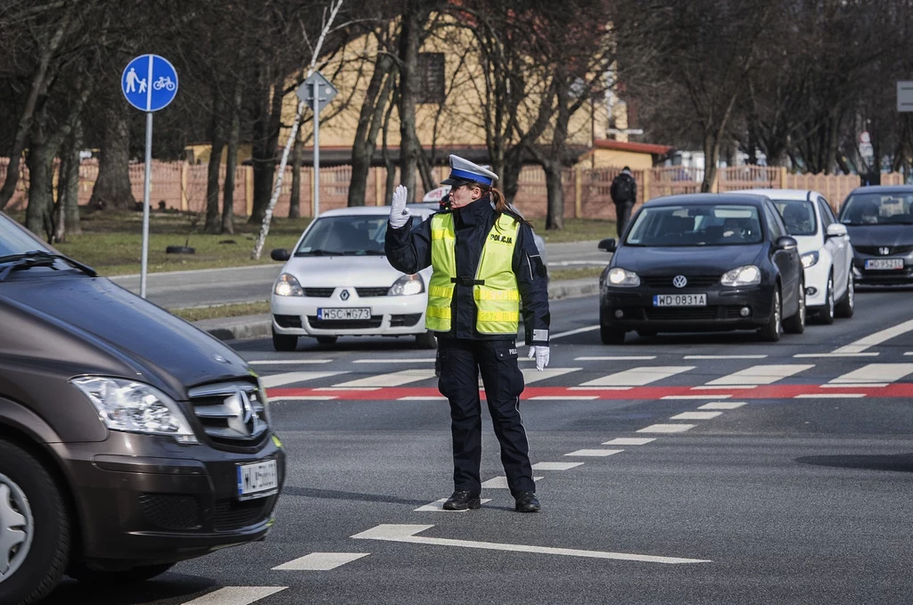 Wiecie co znaczą poszczególne komendy wydawane przez policjanta kierującego ruchem?