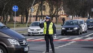 Wiecie co znaczą poszczególne komendy wydawane przez policjanta kierującego ruchem?