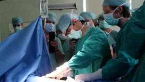 Nowatorski i mało inwazyjny zabieg operowania chorych na raka płuc, opracowany przez dr Rivasa obserwowało dwudziestu torakochirurgów z różnych ośrodków leczenia nowotworów klatki piersiowej w Polsce