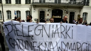 Protest pielęgniarek i położnych przed gmachem Ministerstwa Zdrowia w Warszawie