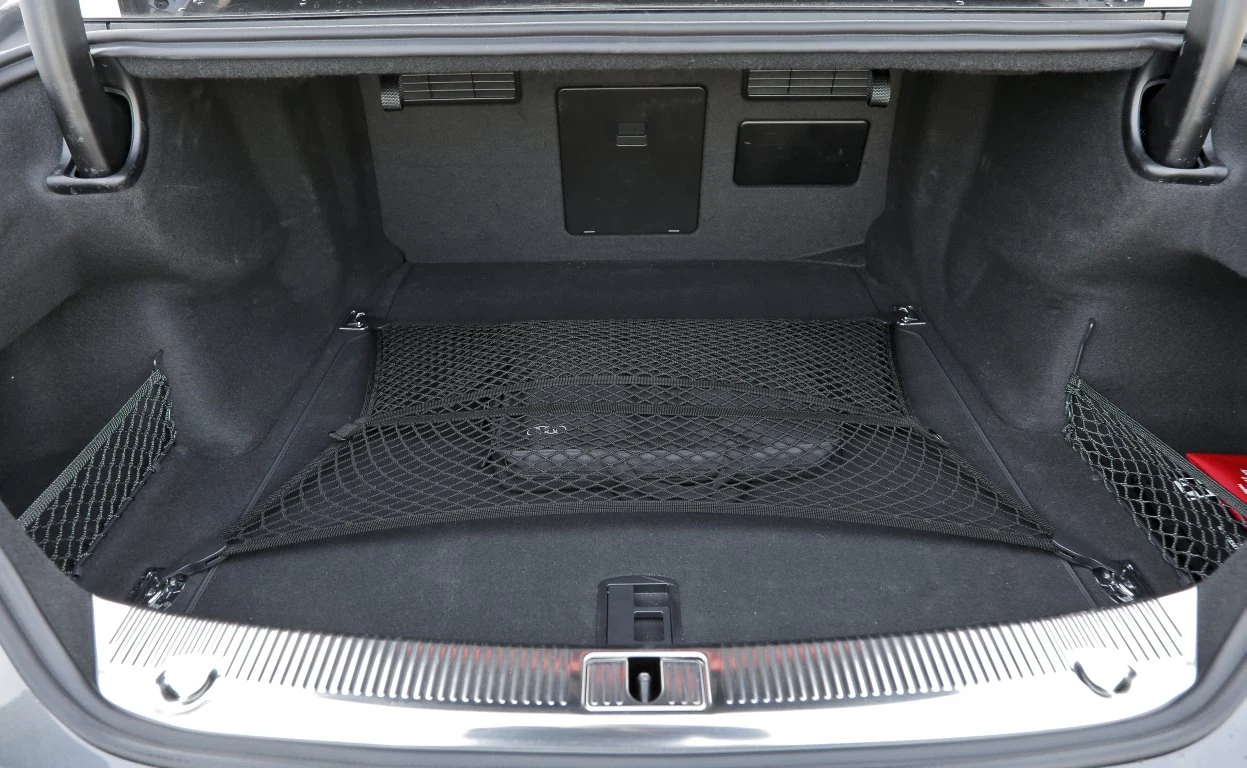 Nawet bagażnik Audi S8 jest szlachetnie wykończony. Jego pojemność to 520 l.