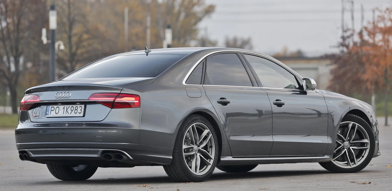 Z tyłu sportowa odmiana Audi A8 wyróżnia się „dyfuzorem” z dwiema podwójnymi końcówkami układu wydechowego.