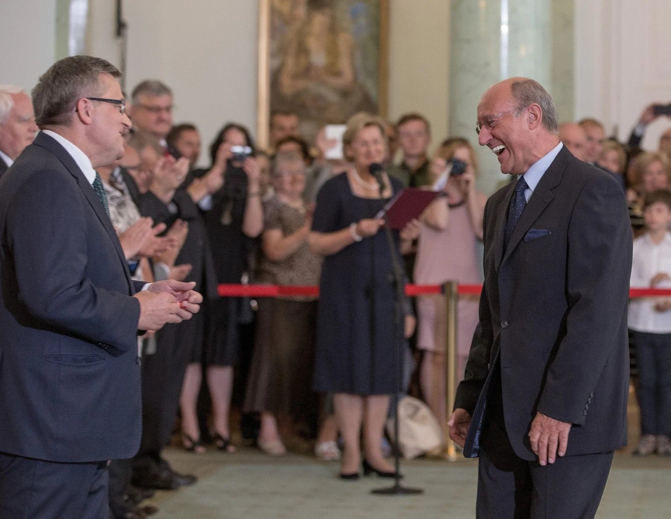 W sierpniu 2015 Fronczewski został odznaczony prezydenta Bronisława Komorowskiego Krzyżem Oficerskim Orderu Odrodzenia Polski. Aktor przyznał, że odznaczenie było dla niego zaskoczeniem, ale i frajdą. "Nie należę do ludzi, którzy uważają, że im się coś od życia i innych należy. Taką mam naturę, ogromnie samokrytyczną" - podkreślił Fronczewski. 

Miesiąc później otrzymał Order Uśmiechu. "Z tym śmiechem jest bardzo dziwnie w naszej ludzkiej naturze. To jest swego rodzaju dar i tajemnica, ponieważ nie wszyscy potrafią się śmiać. Podejrzewam, że tacy ludzie są trochę mniej zabawni, może troszkę smutniejsi, może troszkę ubożsi. Ja niestety powoli zaliczam się do tych ludzi, którzy rzadziej się śmieją, ponieważ coraz więcej rzeczy mnie śmieszy, natomiast coraz mniej chce mi się śmiać" - powiedział Fronczewski.

 
