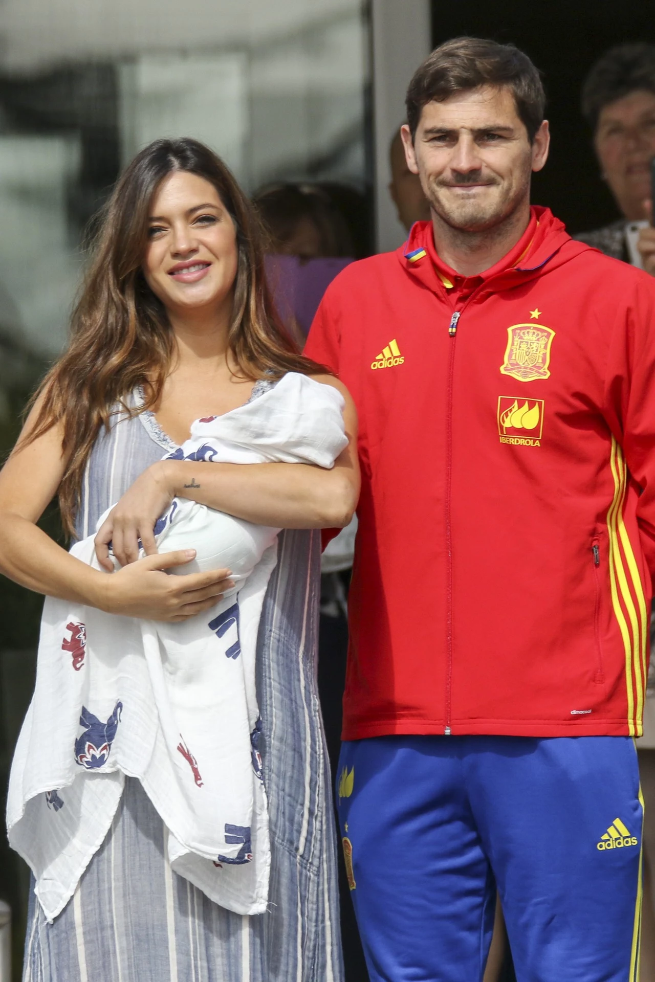 Iker Casillas i Sara Carbonero opuszczają szpital ze swoim drugim dzieckiem Iker Casillas i Sara Carbonero opuszczają szpital ze swoim drugim dzieckiem