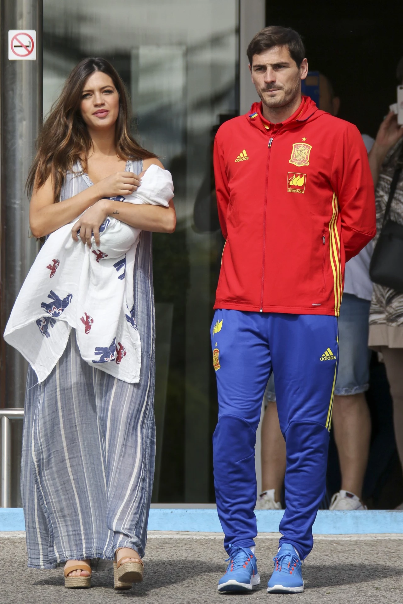 Iker Casillas i Sara Carbonero opuszczają szpital ze swoim drugim dzieckiem Iker Casillas i Sara Carbonero opuszczają szpital ze swoim drugim dzieckiem