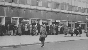 Lata 80. w PRL. Kolejki przed pawilonami handlowymi przy ulicy Malczewskiego w Warszawie