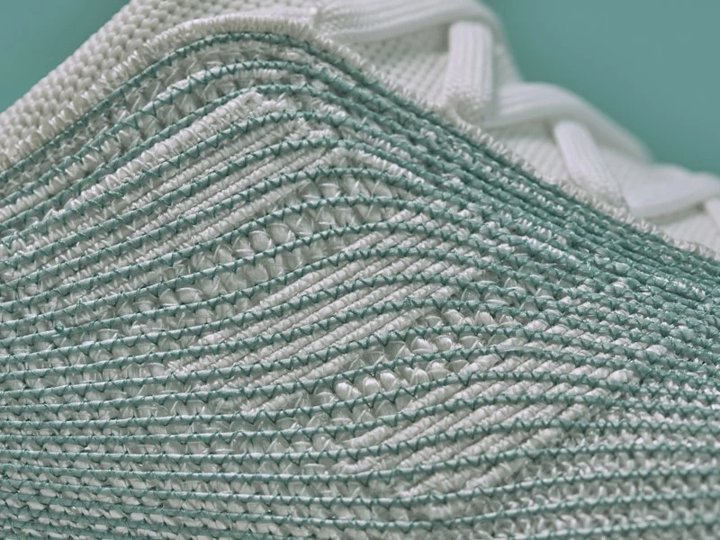 Adidas przekształcił odpady oceaniczne w syntetyczne włókna Adidas przekształcił odpady oceaniczne w syntetyczne włókna