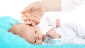 Alergia pokarmowa, nietolerancja laktozy i zaburzenia mikroflory jelitowej czy też błędna technika karmienia to najczęstsze przyczyny kolki