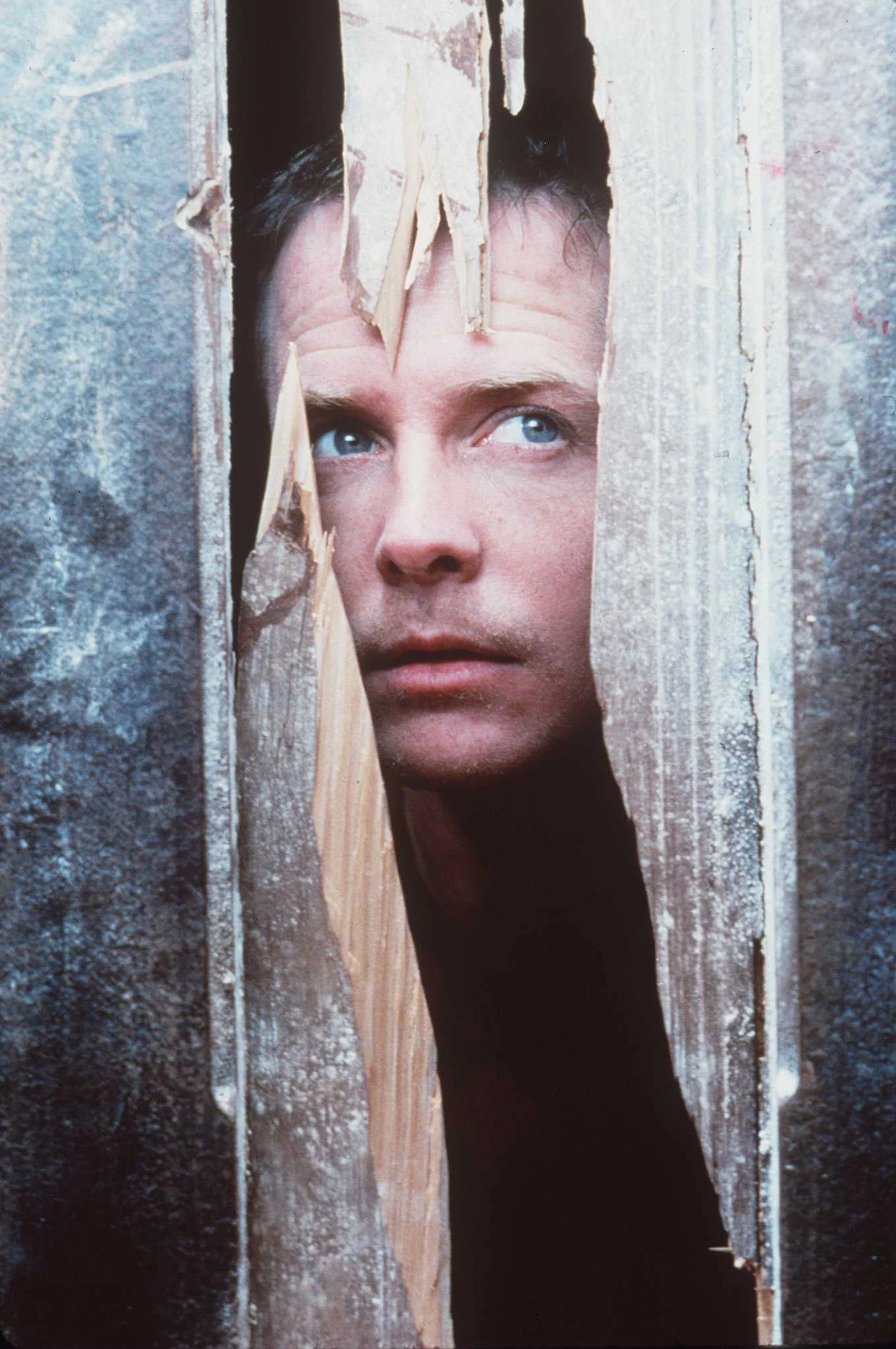 Michael J. Fox stał się gwiazdą. Próbował też swoich sił po drugiej stronie kamery. Wyreżyserował jeden odcinek popularnego serialu z dreszczykiem "Opowieści z krypty" oraz krótki film "The Iceman Hummeth" (1991). 

Mogliśmy go także oglądać w "Ofiarach wojny" Briana de Palmy, romantycznej komedii "Doktor Hollywood" czy obrazie Tima Burtona "Marsjanie atakują!". Jego ostatnią dużą kinową rolą był występ w "Przerażaczach" (1996) Petera Jacksona (na zdjęciu).

W 1996 roku otrzymał rolę zastępcy burmistrza Nowego Jorku w serialu komediowym "Spin City". Gdy jego kariera nabrała rozpędu, niestety na przeszkodzie stanęła choroba.

Pod koniec 1998 r. Fox przyznał, że cierpi na Parkinsona. W 2000 roku opuścił serial "Spin City", jego miejsce zajął Charlie Sheen. On skupił się na uświadamianiu światu, czym jest choroba Parkinsona i walką o znalezienie na nią lekarstwa. Napisał książki o swoim postrzeganiu choroby, radzeniu sobie z nią i codziennym życiu.   