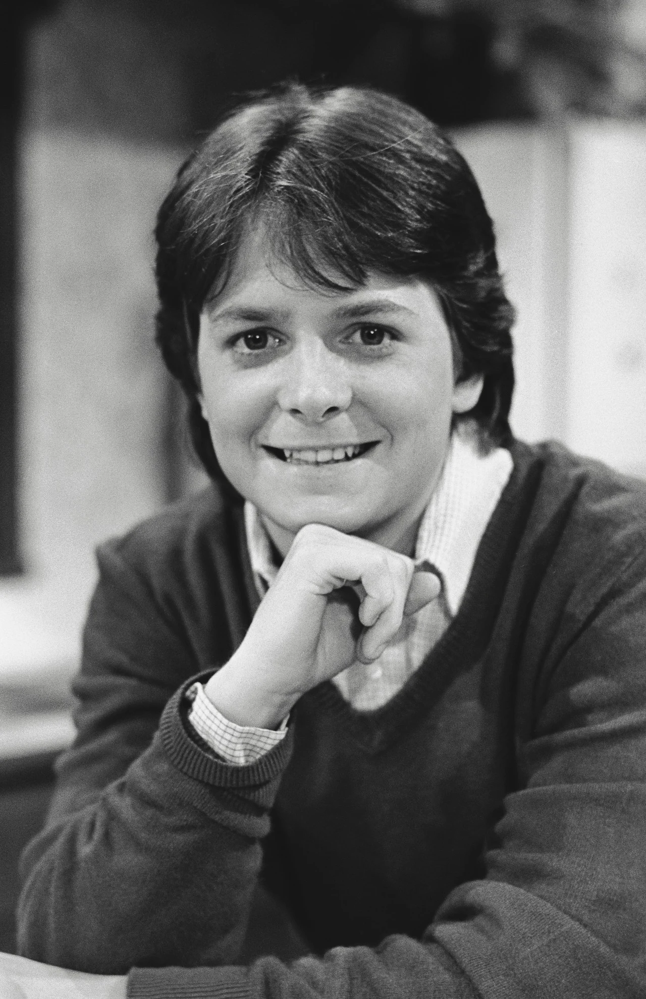 Hollywoodzki aktor Michael J. Fox, który dał się poznać szerokiej publiczności jako Marty McFly z kultowej produkcji "Powrót do przyszłości" Roberta Zemeckisa, kończy w czwartek, 9 czerwca, 55 lat. 

Fox zaczynał karierę w serialach telewizyjnych, z których najpopularniejsze były "Więzy rodzinne" (na zdjęciu). Za rolę w tej produkcji aktor trzykrotnie otrzymywał nagrodę Emmy.