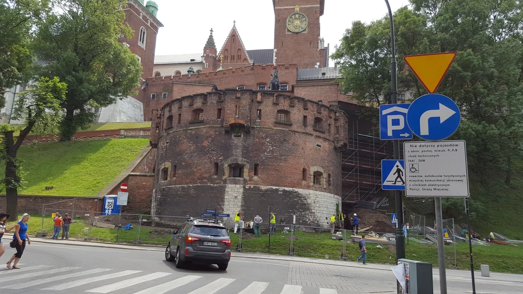 . Wracałyśmy ul. Straszewskiego. U jej wylotu, zamiast pojechać w prawo, w ulice Powiśle, Zwierzyniecką,  a następnie al. Krasińskiego, jak nakazuje ustawiony tam znak, skręciłam w lewo, w kierunku Wawelu