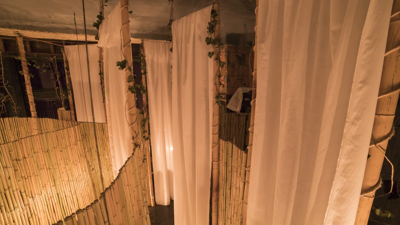 Minimalistyczno-naturalistyczne wnętrze restauracji Minimalistyczno-naturalistyczne wnętrze restauracji