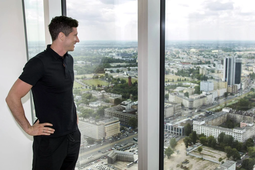 Robert Lewandowski został właścicielem i twarzą apartamentu w centrum Warszawy Robert Lewandowski został właścicielem i twarzą apartamentu w centrum Warszawy