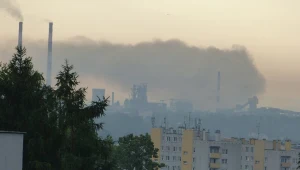 Kłęby dymu nad hutą 
