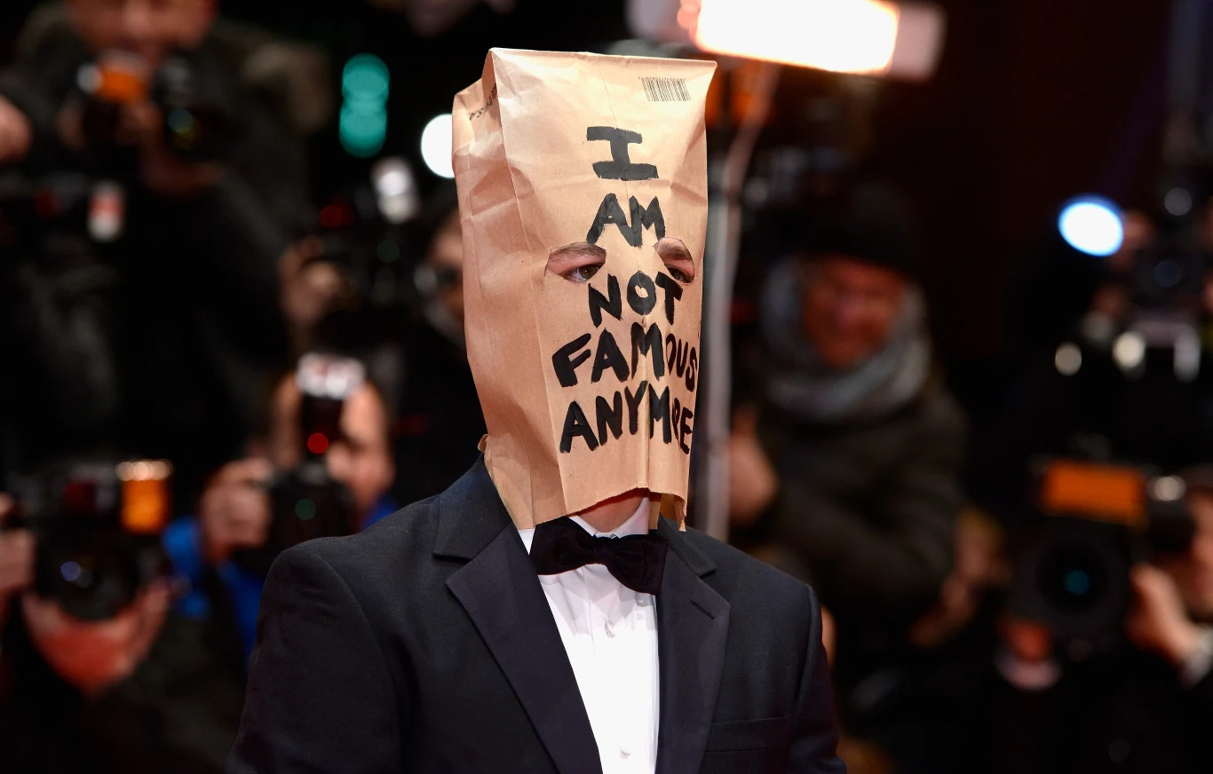 Sławę prowokatora zyskał po konferencji prasowej towarzyszącej pokazowi filmu "Nimfomanka" na Berlinale, którą opuścił po udzieleniu odpowiedzi na zaledwie jedno pytanie, na czerwony dywan wkroczył w eleganckim smokingu i... papierowej torbie na głowie, opatrzonej hasłem: "Nie jestem już sławny".

 



 