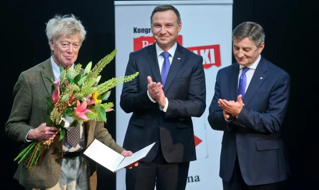 Brytyjski filozof i pisarz prof. Roger Scruton odebrał z rąk prezydenta Andrzeja Dudy i marszałka Sejmu Marka Kuchcińskiego medal "Odwaga i Wiarygodność" Brytyjski filozof i pisarz prof. Roger Scruton odebrał z rąk prezydenta Andrzeja Dudy i marszałka Sejmu Marka Kuchcińskiego medal "Odwaga i Wiarygodność"