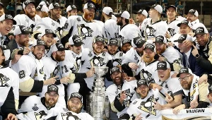Hokeiści Pittsburgh Penguins z Pucharem Stanleya