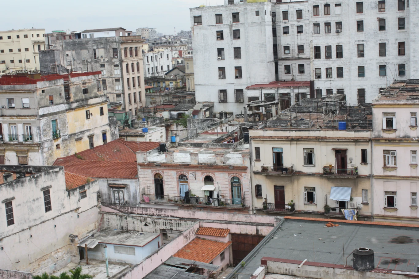 Hawana: Widok z hotelu Ambos Mundos, w którym często mieszkał Hemingway Hawana: Widok z hotelu Ambos Mundos, w którym często mieszkał Hemingway