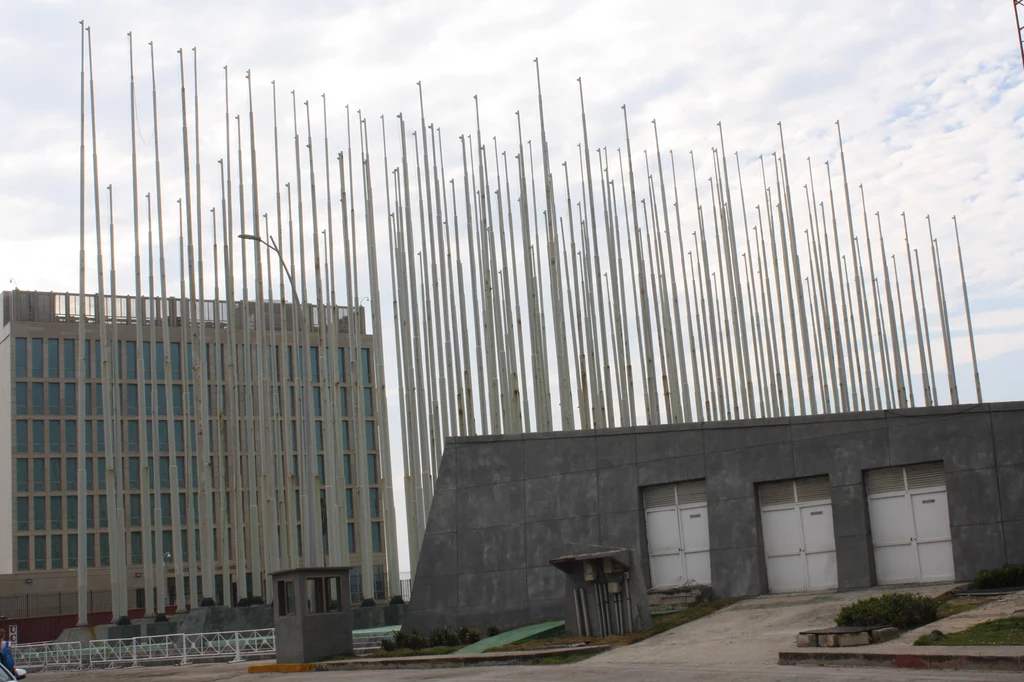 138 masztów zasłania budynek ambasady USA. Dziś nie ma tu łopoczących flag 