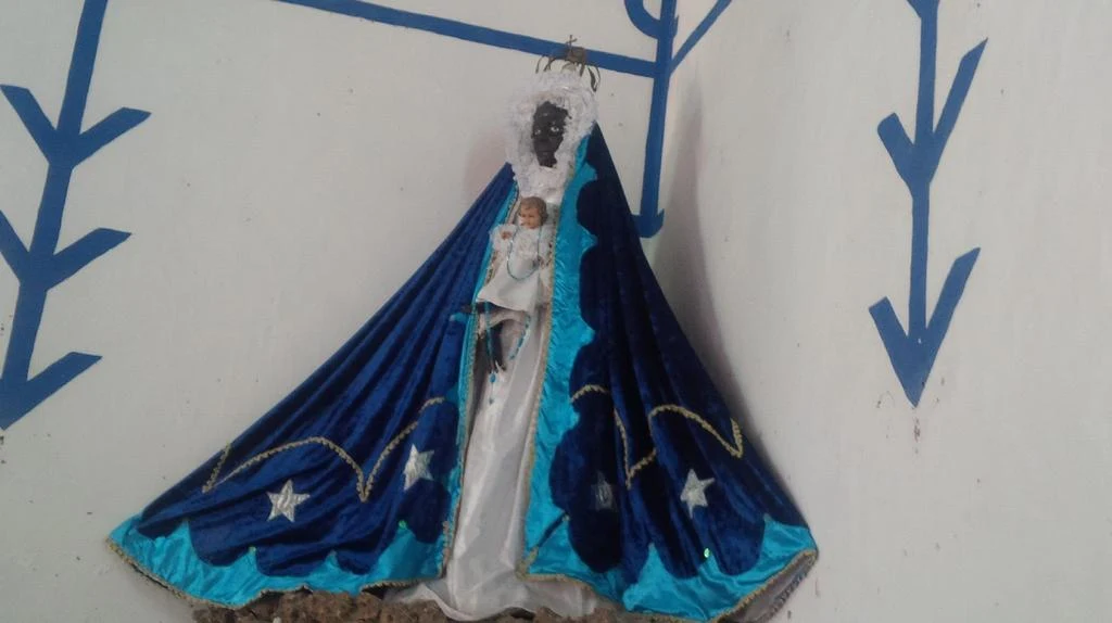Figurka Matki Boskiej z Dzieciątkiem Jezus w jednej ze świątyń w Trynidadzie Figurka Matki Boskiej z Dzieciątkiem Jezus w jednej ze świątyń w Trynidadzie