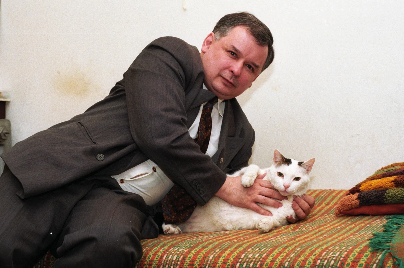 Jarosław Kaczyński z kotem 