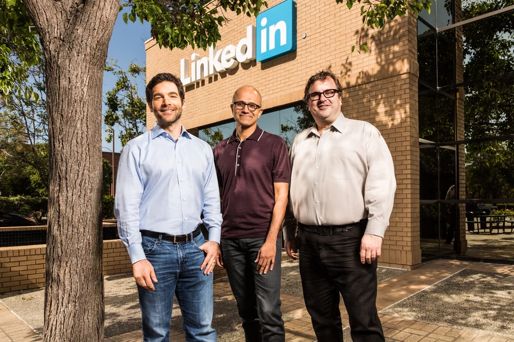 Satya Nadella, szef Microsortu (w środku) i jego dwóch nowych partrnerów biznesowych z LinkedIn - obok niego stoją  Jeff Weiner i Reid Hoffman