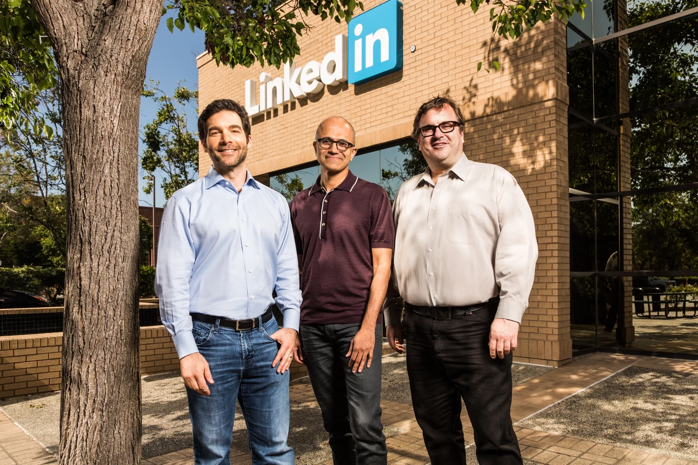 Satya Nadella, szef Microsortu (w środku) i jego dwóch nowych partrnerów biznesowych z LinkedIn - obok niego stoją Jeff Weiner i Reid Hoffman Satya Nadella, szef Microsortu (w środku) i jego dwóch nowych partrnerów biznesowych z LinkedIn - obok niego stoją Jeff Weiner i Reid Hoffman