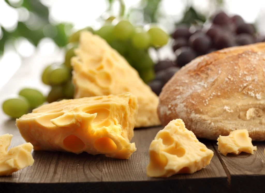 Prawidłowo przechowywany ser żółty dłużej cieszyć będzie nasze oczy i ...kubki smakowe