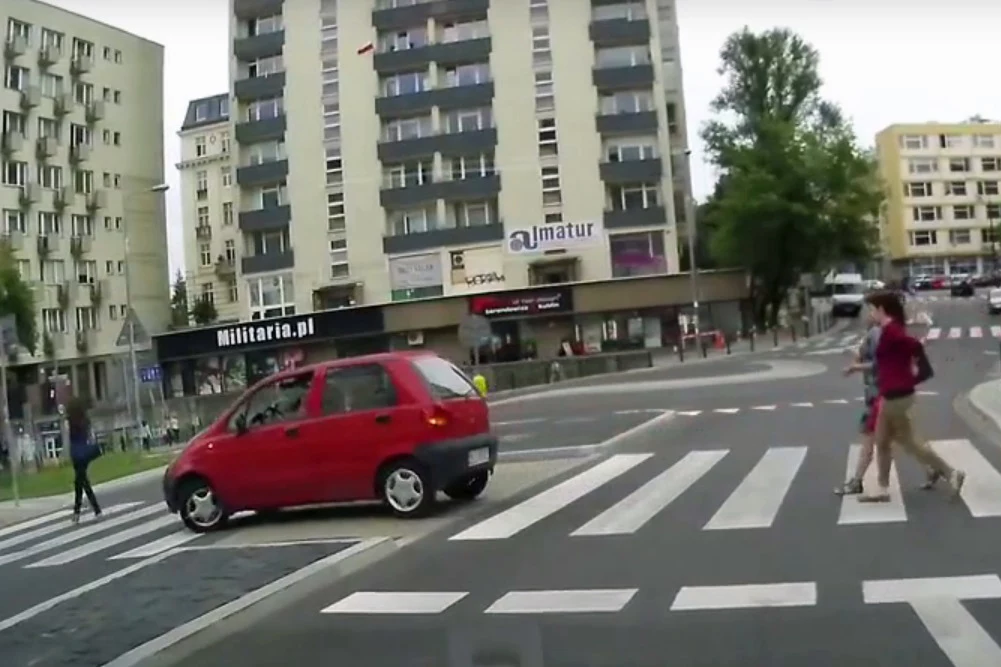 Ta pani postanowiła zawrócić na przejściu dla pieszych. Pomimo tego, że mogła to zrobić na rondzie