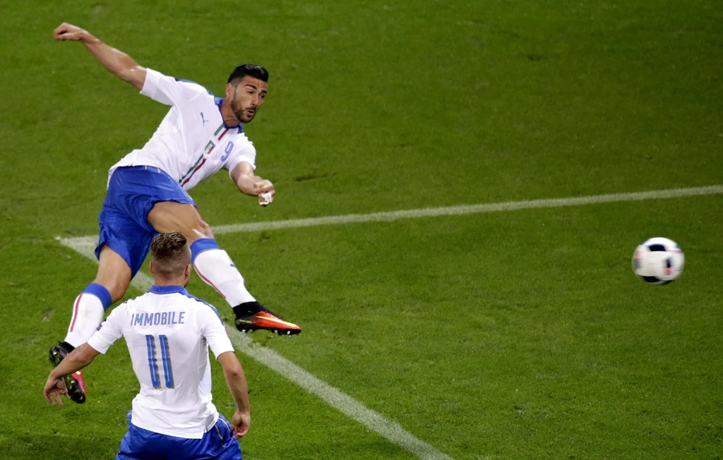 Graziano Pelle strzela gola na 2-0 dla Włochów