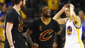 Kyrie Irving (w środku) z Cavaliers, za głowę trzyma się Klay Thompson z Warriors