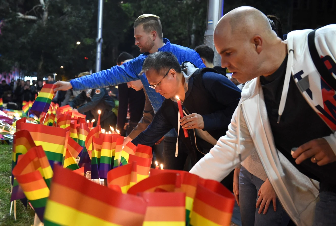 Pod klubem ludzie wciąż składają znicze, kwiaty i tęczowe flagi Pod klubem ludzie wciąż składają znicze, kwiaty i tęczowe flagi