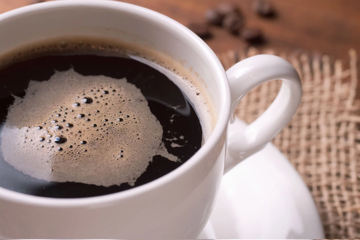 Picie kawy na pusty żołądek Dla wielu osób kubek ciepłej, aromatycznej kawy to nieodzowny element każdego poranka. Niestety, to przyzwyczajenie może mieć destrukcyjny wpływ na zdrowie. Najczęściej pijemy kawę na pusty żołądek, co w przyszłości może skutkować poważnymi chorobami układu pokarmowego. Pobudzający napój działa drażniąco na śluzówkę żołądka, przyczynia się do powstawania wrzodów, powoduje problemy trawienne, a także refluks. Jak uniknąć przykrych konsekwencji picia kawy? Jeśli nie wyobrażacie sobie rozpoczynania dnia bez ulubionego napoju, zanim zdecydujecie się go wypić, zjedzcie pożywne śniadanie, lub poprzedźcie delektowanie się kawą łykiem wody. 