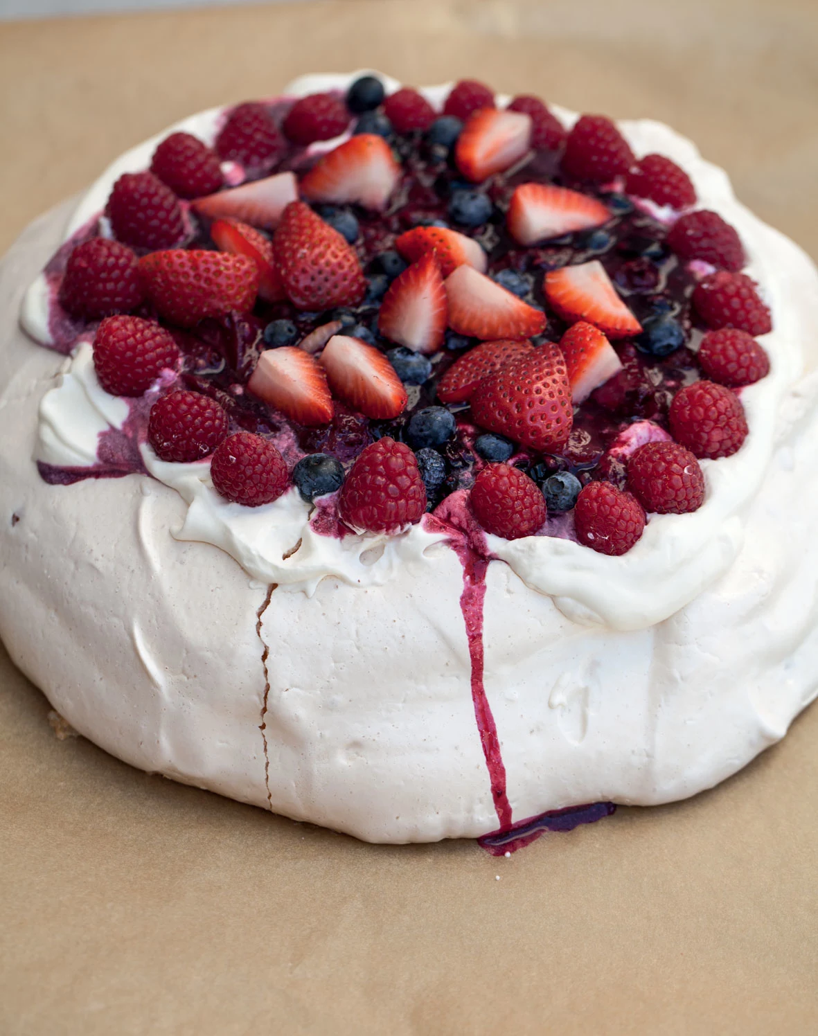 Pavlova z owocami Pavlova z owocami