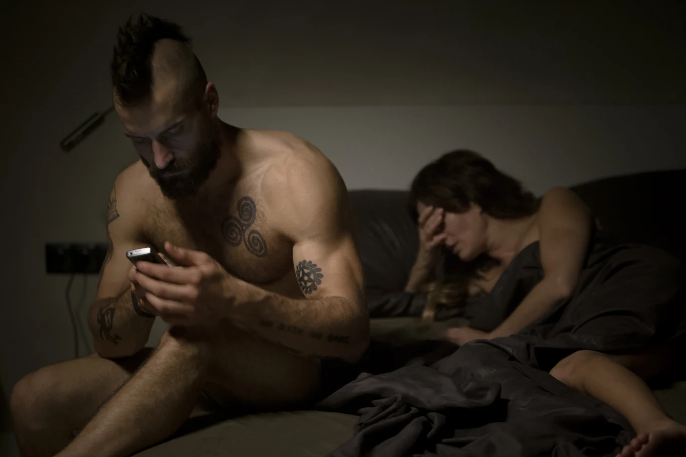 Vega poznał Stramowskiego podczas poszukiwania obsady do swego wcześniejszego filmu "Służby specjalne". 

- Oglądam na próbach tysiące aktorów i bardzo rzadko zapala mi się "czerwona lampka", gdy mam poczucie, że trafiłem na kogoś absolutnie wyjątkowego. Tak było w przypadku Piotrka. W "Służbach specjalnych" nie miałem dla niego odpowiednio dużej roli, a nie chciałem go "palić" na epizod. Gdy powstał scenariusz "Pitbulla. Nowych porządków", byłem przekonany, że to on musi zagrać "Majamiego" i powierzyłem mu rolę bez castingu - wyjaśniał reżyser.

Niedługo aktora zobaczymy w kolejnej odsłonie cyklu "Pitbull. Niebezpieczne kobiety".

