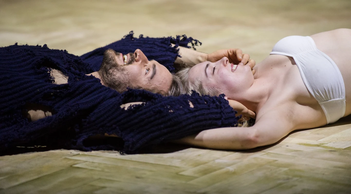 Stramowski jest absolwentem Wyższej Szkoły Teatralnej w Krakowie (2012). Zawodowe doświadczenie szlifował na teatralnych scenach.  

Współpracował m.in. z Teatrem Na Woli, Teatrem Polskim w Bydgoszczy, Teatrem IMKA, Teatrem Kapitol we Wrocławiu, Teatrem Powszechnym w Łodzi i Teatrem Powszechnym w Warszawie.

Stramowski jest stałym współpracownikiem Mai Kleczewskiej. Oglądaliśmy go w najgłośniejszych przedstawieniach reżyserki: "Babel 2", "Burzy", "Cienie. Eurydyka mówi" czy "Dybuku" (na zdjęciu, z Magdaleną Koleśnik).