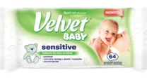 Hipoalergiczne chusteczki nawilżane Velvet® Baby Sensitive dla skóry wrażliwej są wzbogacone o naturalny wyciąg z aloesu i rumianku oraz pantenol o działaniu łagodzącym i kojącym. Mają przyjemny, świeży zapach, doskonale pielęgnują, a ponadto chronią naturalne pH skóry dziecka. Nie zawierają alkoholu, parabenów, silikonów, syntetycznych olejów ani fenoksyetanolu. <a href="http://www.swiatvelvet.pl "class="more" style="color:#07336C"> www.swiatvelvet.pl</a>