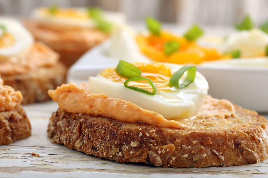 Do pasty możesz dodać odrobinę papryki w proszku. Nabierze intensywnego koloru Do pasty możesz dodać odrobinę papryki w proszku. Nabierze intensywnego koloru