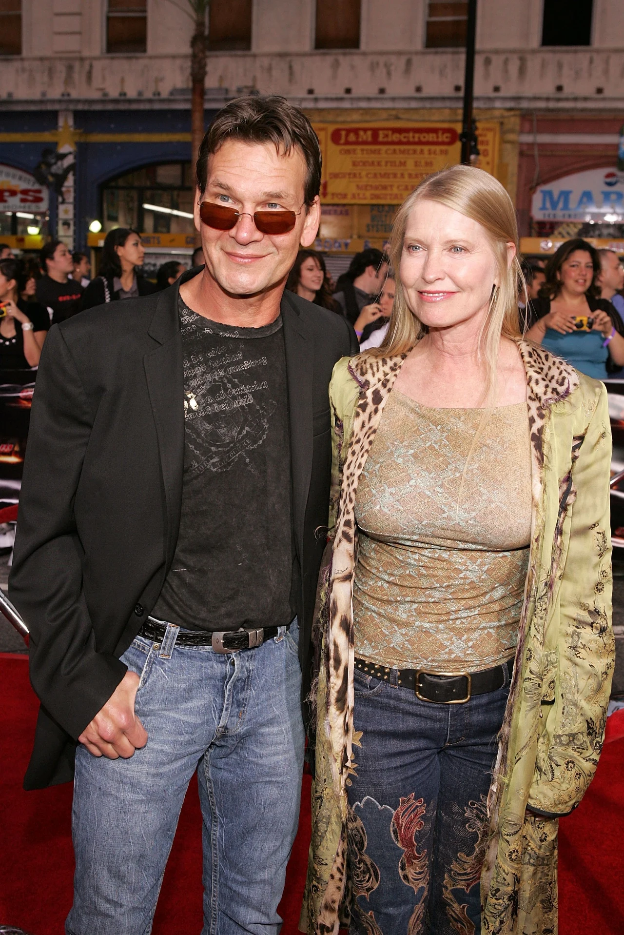 Anonimowy "przyjaciel" zmarłego w 2009 roku na raka trzustki Patricka Swayze twierdzi, że gwiazdor był ofiarą przemocy domowej - informuje portal RadarOnline.

Według rewelacji informatora RadarOnline, osobą odpowiedzialną za znęcanie się nad gwiazdorem była jego żona Lisa Niemi.

 