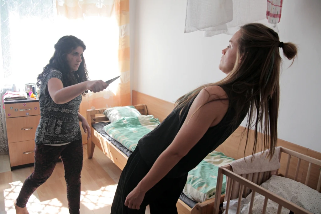 - Drabina to rola, jaką od bardzo dawna chciałam zagrać w polskim kinie. W Stanach Zjednoczonych zdarzało mi się grać niebezpieczne kobiety, natomiast w Polsce jeszcze nie miałam okazji. Wiem, że jest to postać dość nietypowa w stosunku do mojego wizerunku. Dlatego cieszę się, że mogę zaskoczyć publiczność. Pokazać się widzom z innej strony - deklaruje aktorka.