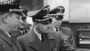 Gubernator Hans Frank (drugi z lewej) w towarzystwie niemieckich funkcjonariuszy zwiedza zakład przemysłowy w Generalnej Guberni