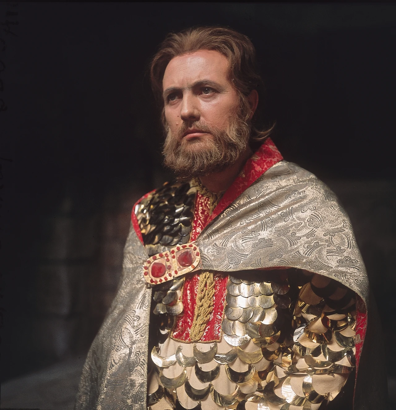 - Nigdy nie zabiegałem o popularność, nie ubolewam, że nie występuję w roli gwiazdy na Stadionie Narodowym. Do dziś największą satysfakcję sprawia mi gra w teatrze. To dzięki aktorstwu mogę normalnie funkcjonować, świetnie mnie usposabia - Gogolewski mówił "Tele Tygodniowi".

Na zdjęciu - w historycznym filmie Witolda Lesiewicza "Bolesław Śmiały". 