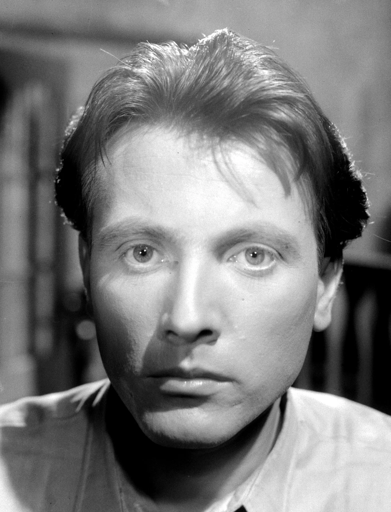 Jako aktor teatralny po raz pierwszy zwrócił na siebie dużą uwagę rolą Gustawa w pierwszych po wojnie "Dziadach", zrealizowanych przez Aleksandra Bardiniego (1955, Teatr Polski). Krytycy pisali wówczas, że "błysnął wybitnym talentem i opanowaniem warsztatu", "oczarował publiczność swoją osobowością i pięknie podanym wierszem". Młodego aktora uznano za kontynuatora tradycji teatru romantycznego i za takiego uchodził przez długie lata. Miał na swym koncie m.in. role Konrada, Kordiana, Fantazego.
 
Na zdjęciu - w jednej z pierwszych kinowych ról w "Pożegnaniu z diabłem" Wandy Jakubowskiej.
 