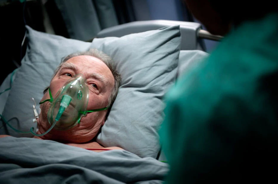 Produkcjami telewizyjnymi nie jest zainteresowany, gdyż... "trzeba dbać o dobre imię". 

"Dostałem propozycję pracy w popularnym serialu, ale stwierdziłem, że rola adwokata, którego ktoś uśmierca, niespecjalnie mi odpowiada. Jako nieboszczyk nie wyglądałbym zbyt estetycznie!" - mówił w jednym z wywiadów.

Aktora mogliśmy jednak oglądać gościnnie w kilku serialach: "Na dobre i na złe", "Lekarzach" (na zdjęciu) czy "Galerii".

 