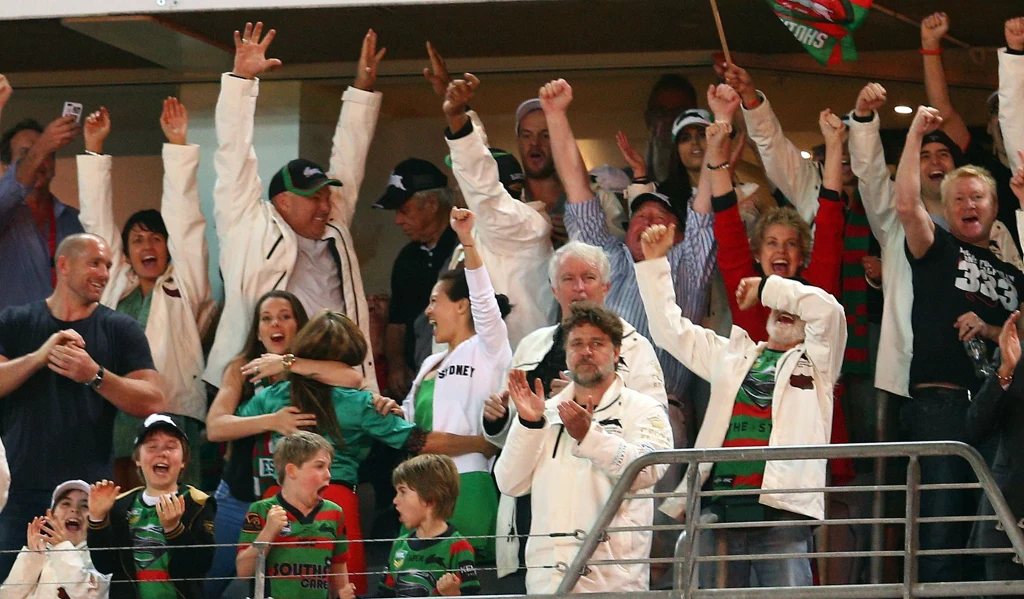 Russell Crowe na trybunach podczas meczu rugby Russell Crowe na trybunach podczas meczu rugby